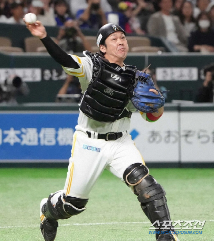 Coach Legend, who came to see manager Abe when he was young, gave up his number 10, a 32-year-old catcher with 5 years and 18.7 billion won 