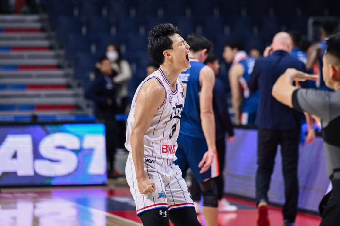  3 points, bam, bam, bam! And the winning point. Explosive 31 points. the god of game basketball. A big twist like a KCC lie. He beat Meralco to report his first win of the tournament