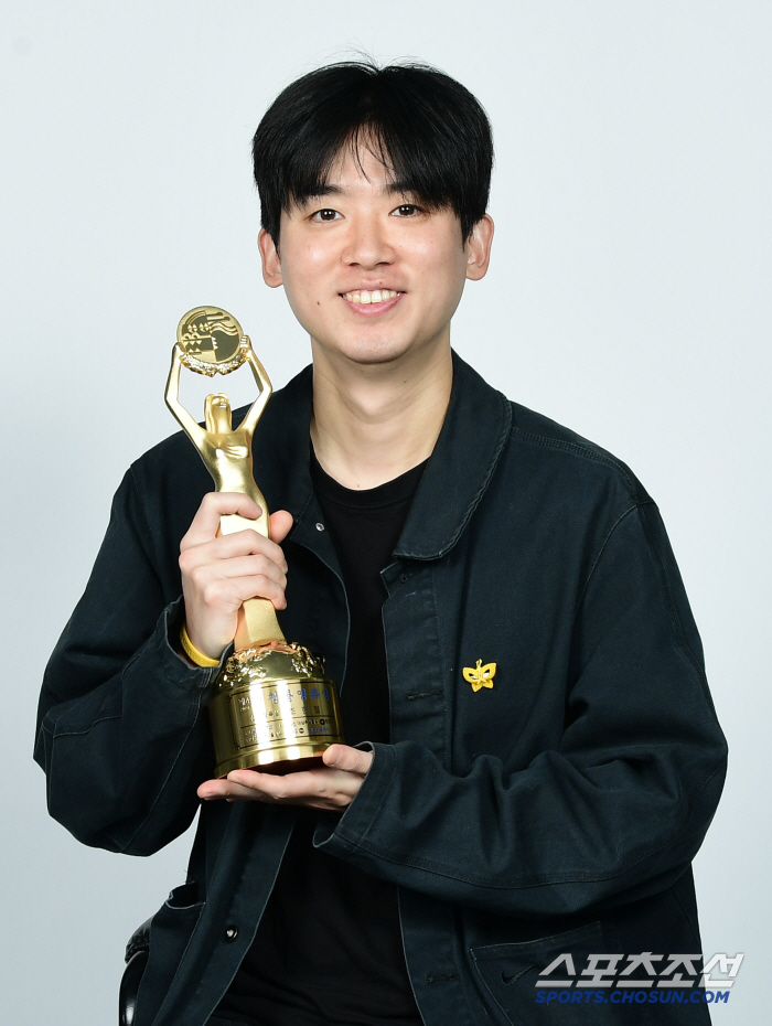  Park Jungmin, thank you for calling my name...Cho Hyun-chul, a star rookie director who the movie industry has paid attention to (Cheongryong Award Interview)