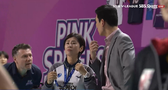 Foreign coach Heungkuk's unexpected behavior...A referee intimidated by the cheering heat? Why didn't you do anything? 