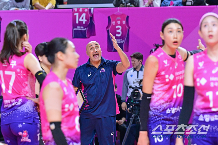 Foreign coach Heungkuk's unexpected behavior...A referee intimidated by the cheering heat? Why didn't you do anything? 