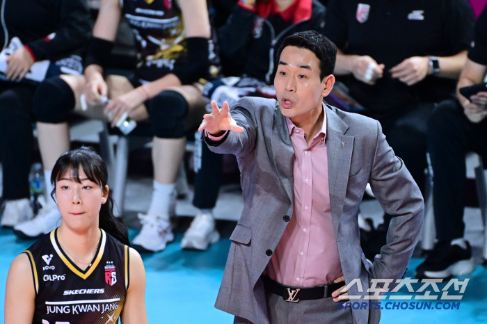 Foreign coach Heungkuk's unexpected behavior...A referee intimidated by the cheering heat? Why didn't you do anything? 