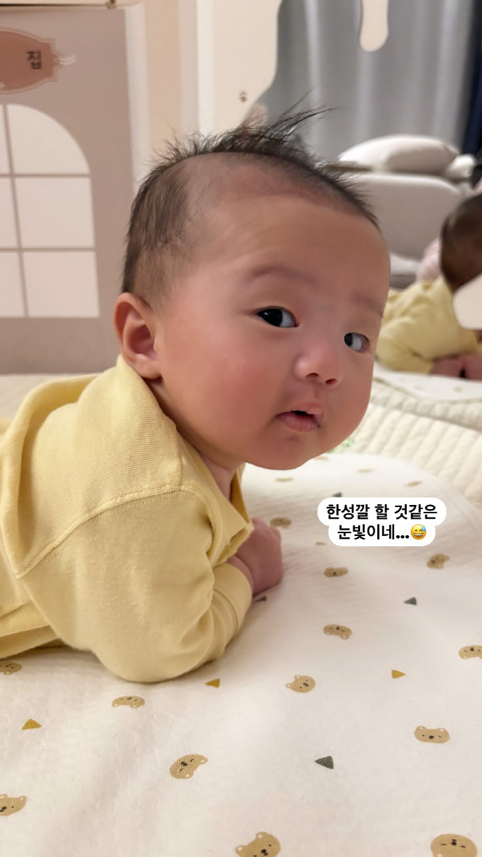 Kim Seung-hyun ♥ Jang Jung-yoon, I'm sure he was embarrassed by his 4-month-old daughter's missing double eyelid. Where did she go?