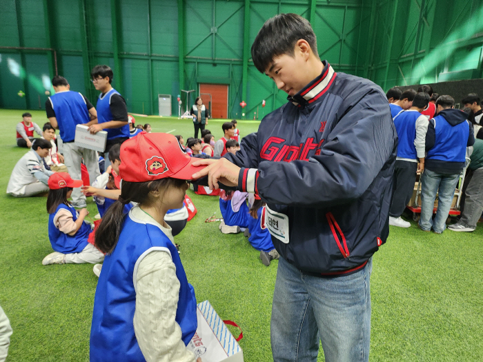 Lotte freshman 17, all out! Donation of 20 million won → viewing the exhibition → even a mini sports day...the practice of dreams and hopes