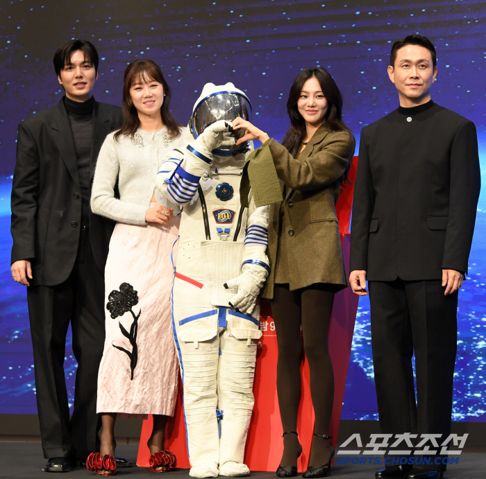  Lee Min Ho, Hyo Jin, Han Ji Eun, with spaceman Oh Jung Se