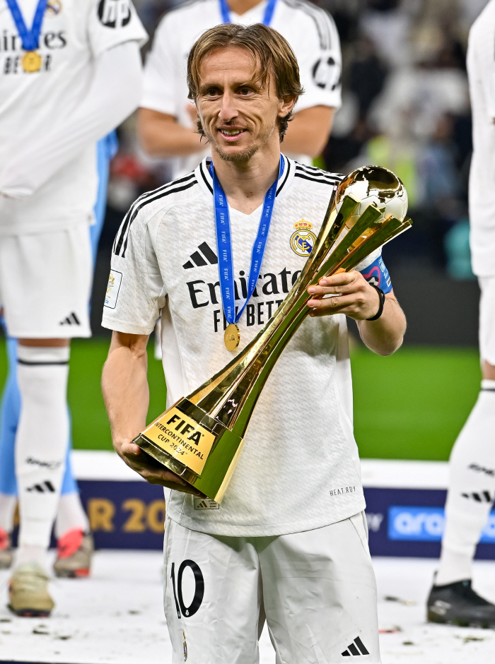 28th Trophy Modric Becomes Most Winner In Real Madrid History!