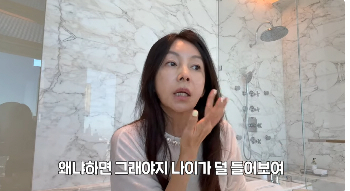 61-year-old Hwang Shinhye has this much bare skin..I only put on sunscreen (Cine Style) to make me look less old