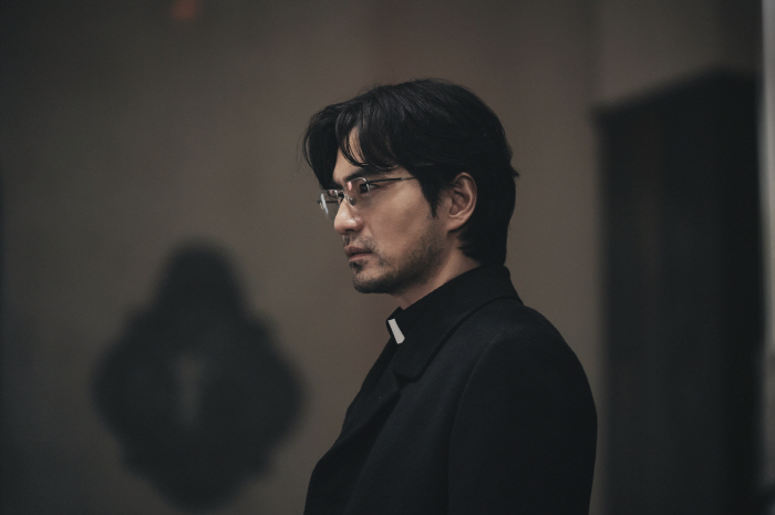 After Kang Dong-won, how about Lee Jin-wook in a priest's uniform...Best for the role of director of the Black nuns