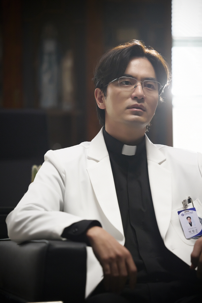 After Kang Dong-won, how about Lee Jin-wook in a priest's uniform...Best for the role of director of the Black nuns