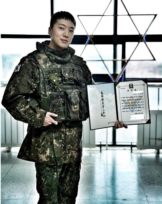 Amid controversy over Song Min-ho's poor service, leader Kang Seung-yoon was discharged from the military today (19th) due to the expiration of excellent soldiers. 