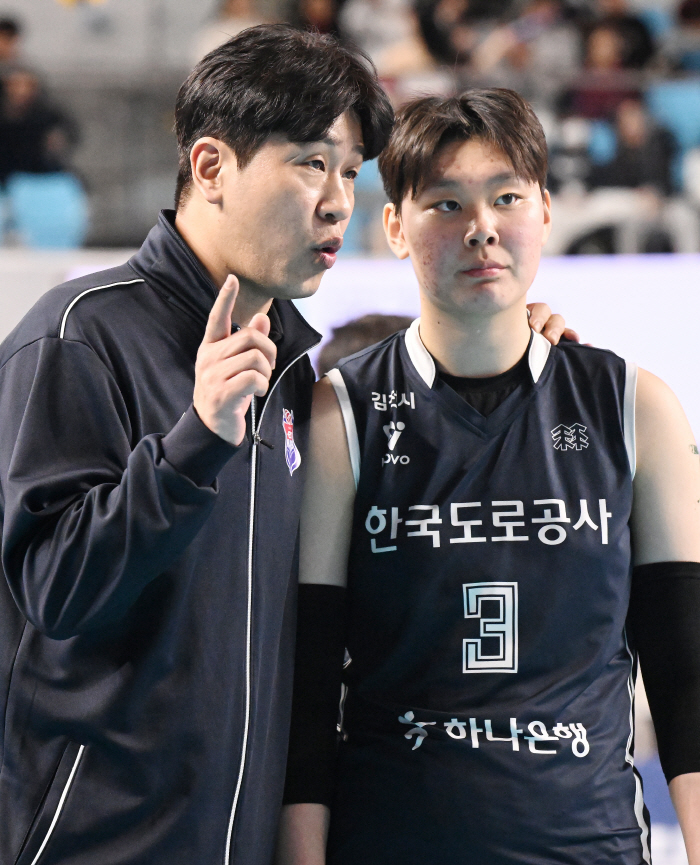 The captain and the captain take a deep sigh...TANACHA did a great job in the tough 5 sets  131 minutes 