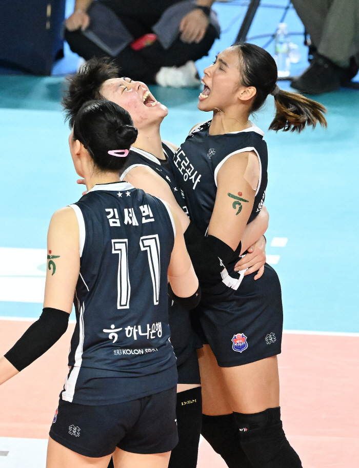 The captain and the captain take a deep sigh...TANACHA did a great job in the tough 5 sets  131 minutes 