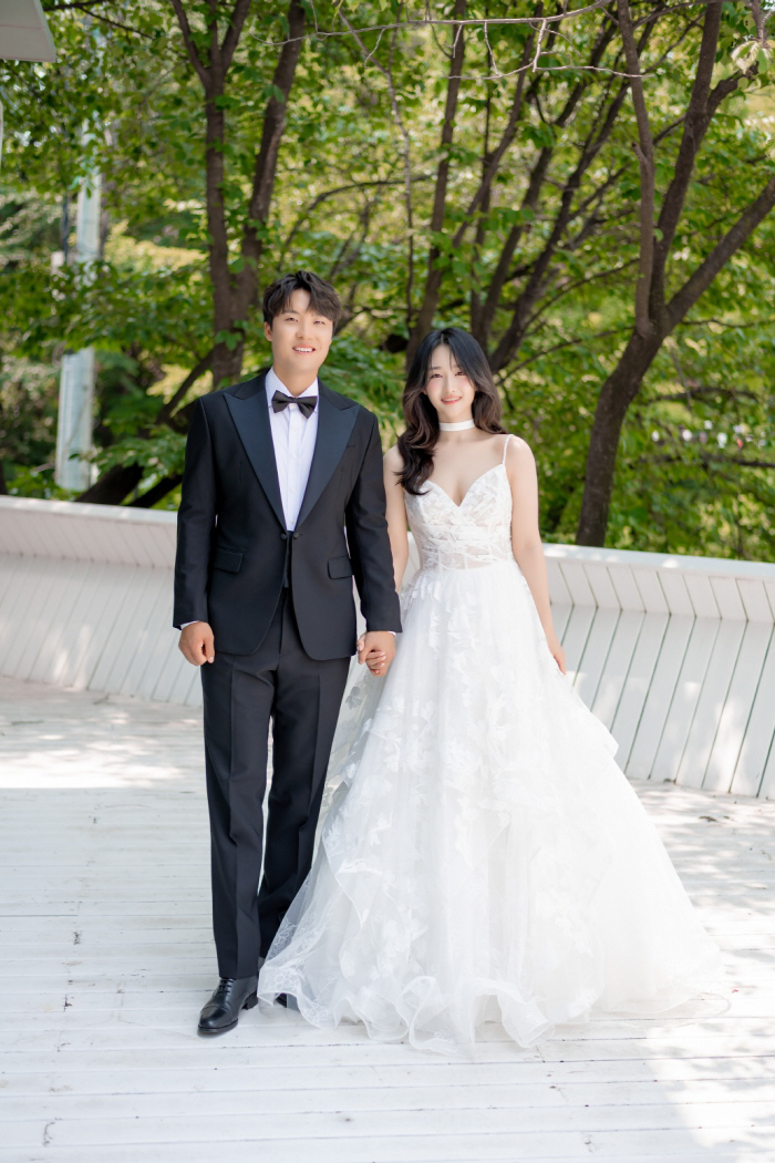 Former Samsung infielder Kim Dong-jin Married...Please cheer for us when we're having a hard time