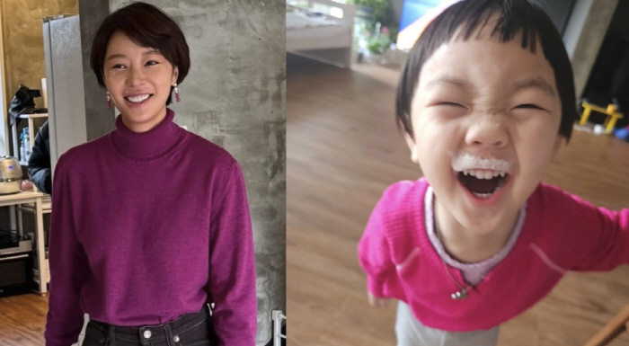 Hwang Jung-eum, a child who has a good smile with his mother, and a good looking bubble