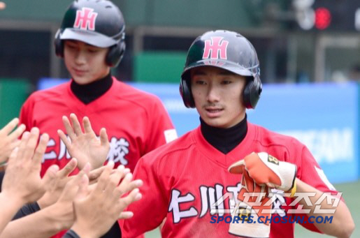 It was a fantastic keystone…. Incheon High School shortstop second baseman → Now he is a pitcher second baseman. Overcoming difficulties → Stretch the first team. The success story continues 