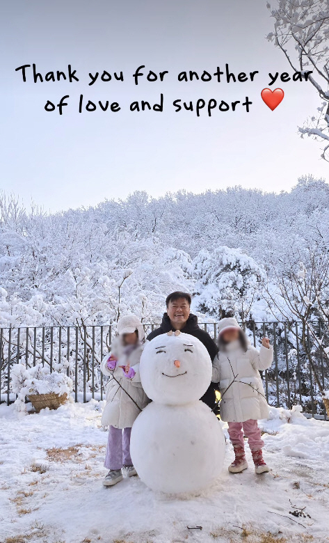 JYP's Park Jin-young ♥ 9 years younger wife and two daughters caught a surprise appearance in the garden of the mansion