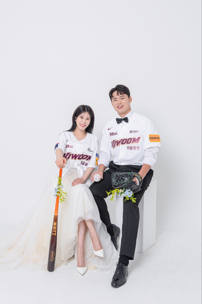 Kiwoom Pitcher Park Seung-joo Married...Thank you, my wife in her 20s