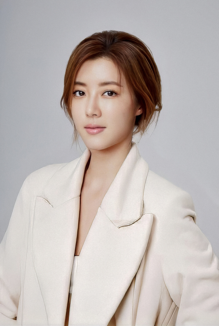 Park Han-byul Joins Chan Entertainment for a New Start