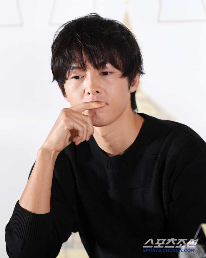  Song Joong Ki in thought