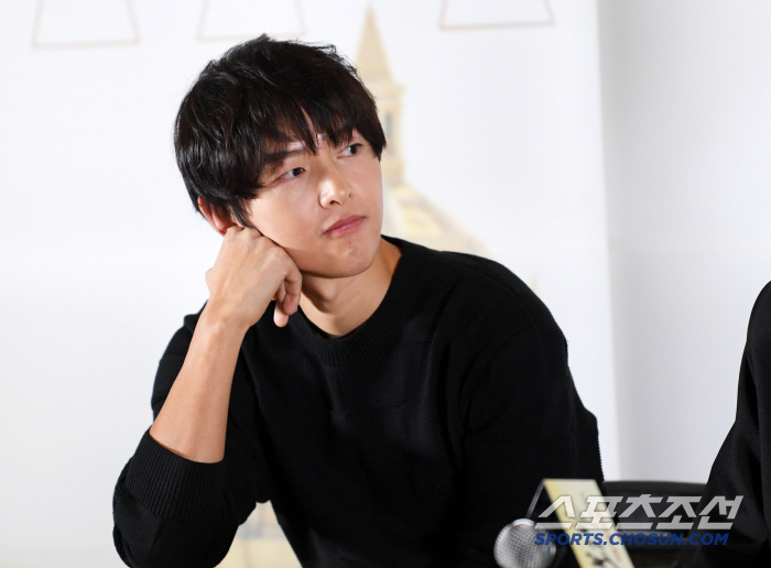  Song Joong Ki is quickly organizing his thoughts