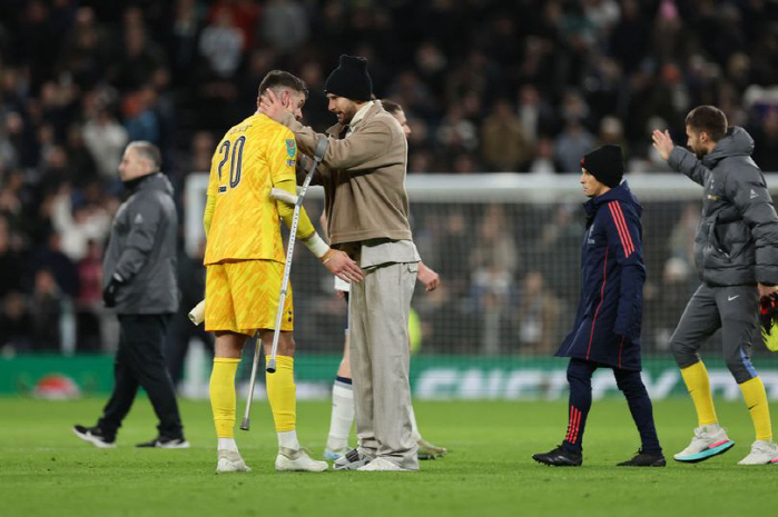 Captain's Dignity Son Heung-min covers his fellow goalkeeper who made a series of mistakes...Let's move forward together → One team on crutches and comfort