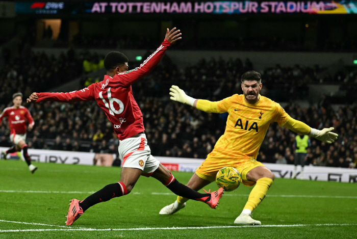 Captain's Dignity Son Heung-min covers his fellow goalkeeper who made a series of mistakes...Let's move forward together → One team on crutches and comfort