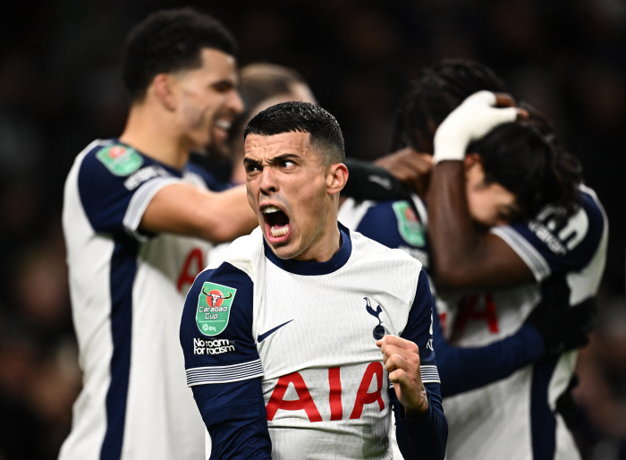 A corner kick goal like an explosive Son Heung-min game, and Tottenham advanced to the semifinals by beating Manchester United...Solanke multi-goal → 4 to 3 great games