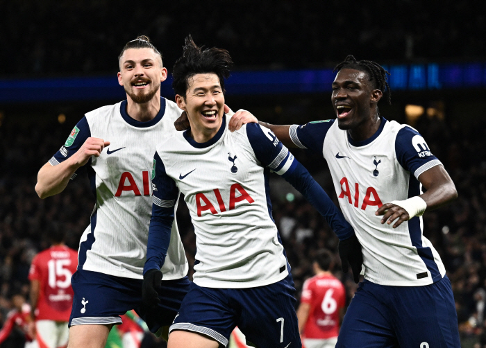 A corner kick goal like an explosive Son Heung-min game, and Tottenham advanced to the semifinals by beating Manchester United...Solanke multi-goal → 4 to 3 great games