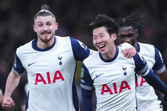 A corner kick goal like an explosive Son Heung-min game, and Tottenham advanced to the semifinals by beating Manchester United...Solanke multi-goal → 4 to 3 great games