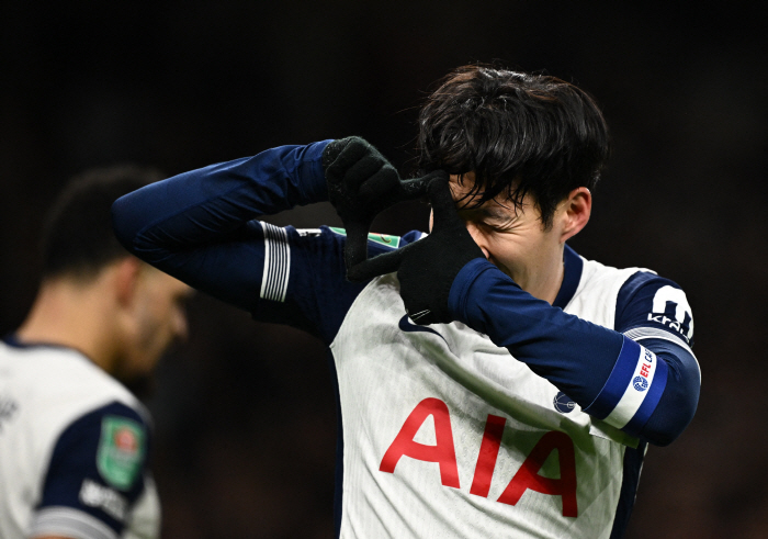 A corner kick goal like an explosive Son Heung-min game, and Tottenham advanced to the semifinals by beating Manchester United...Solanke multi-goal → 4 to 3 great games