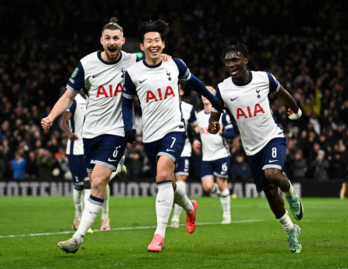 A corner kick goal like an explosive Son Heung-min game, and Tottenham advanced to the semifinals by beating Manchester United...Solanke multi-goal → 4 to 3 great games