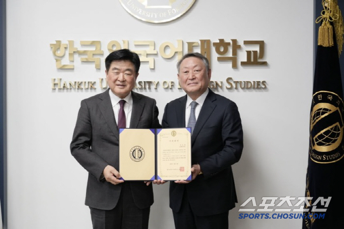 The Good Influence of the Head of the K League Kwon Oh-gap, President of the Professional Football Federation, asks his alma mater to donate 200 million won in private funds to Korea University of Foreign Studies