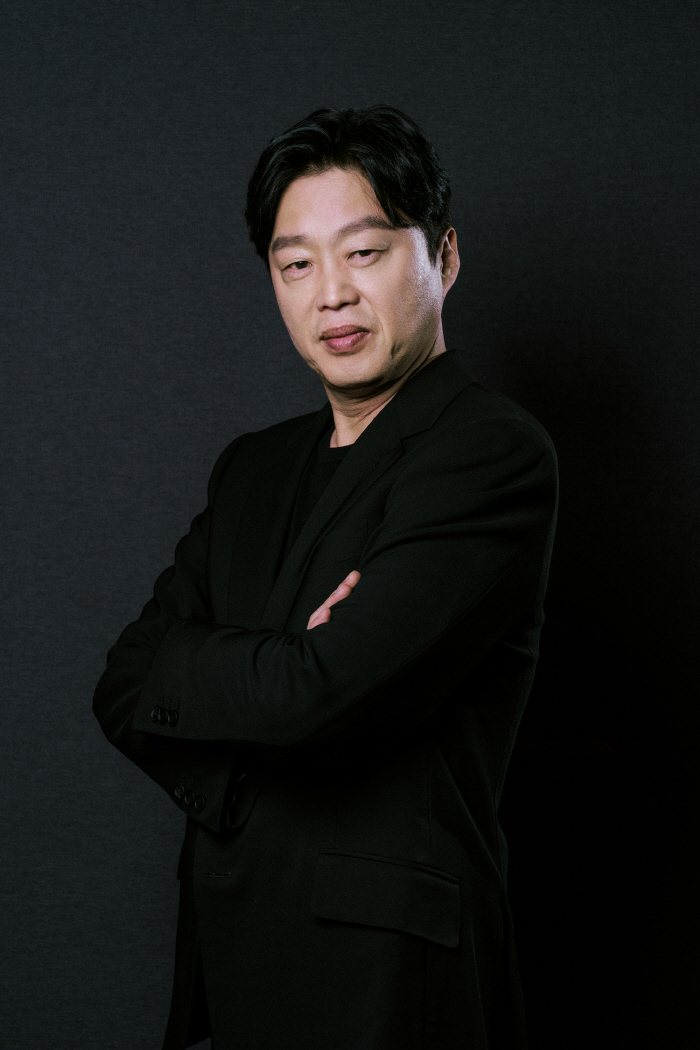 Director Kim Hee-won of a lighting store would run away every day.