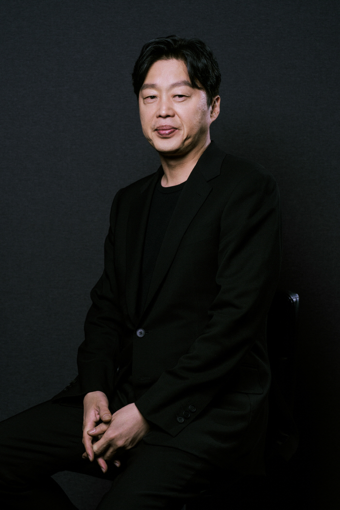     Director Kim Hee-won of a lighting store would run away every day. He is so self-aware