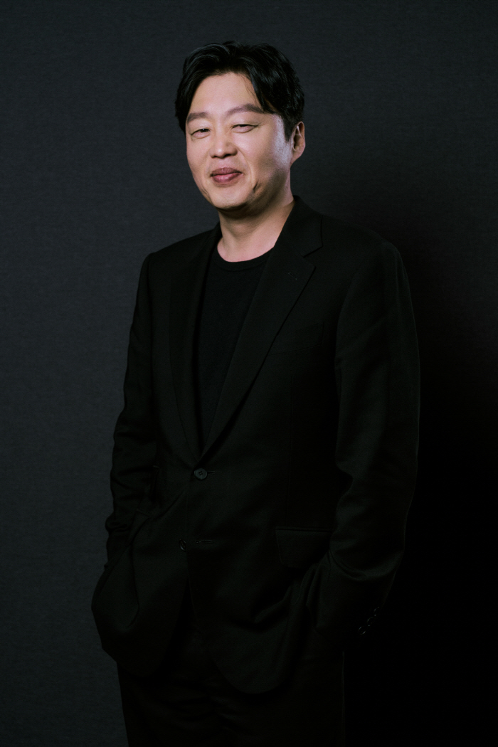     Director Kim Hee-won of a lighting store would run away every day. He is so self-aware