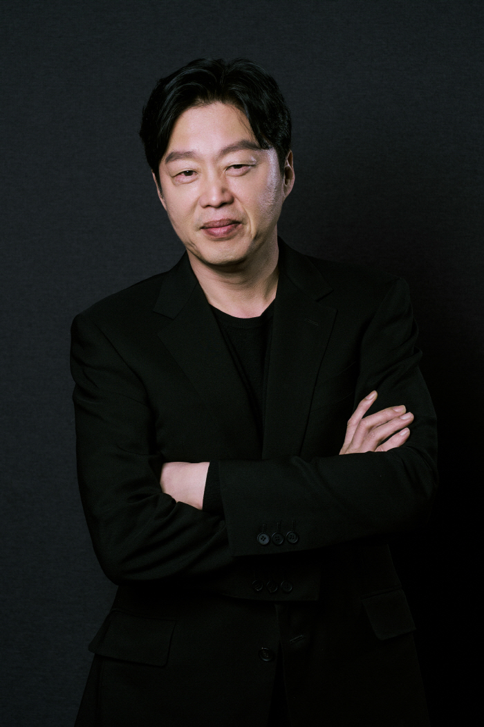     Director Kim Hee-won of a lighting store would run away every day. He is so self-aware