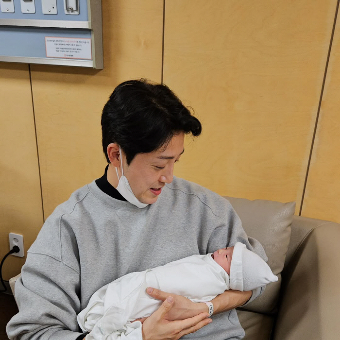 Son Heon-soo brags about his 6-day-old daughter and pretty name