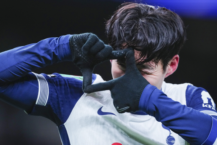 Son Heung-min's revival of fantastic corner kick, 8 points in rating, all favorable comments from foreign media...3 goals and 2 assists in December alone → Best year-end