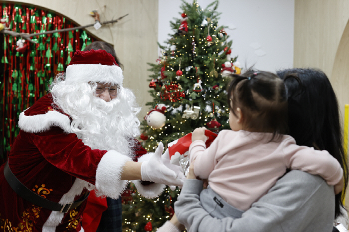 Take off your doctor's gown and turn into Santa...Ilsan Hospital Director Han Chang-hoon delivers gifts to young patients