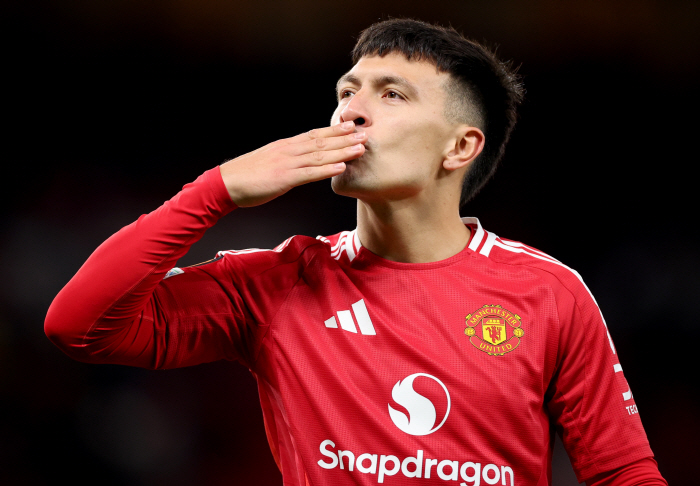 What a terrible defense that ruined the game → Now we really need a replacement. Manchester United's 57 million pound star again exploded with criticism of his absurd performance