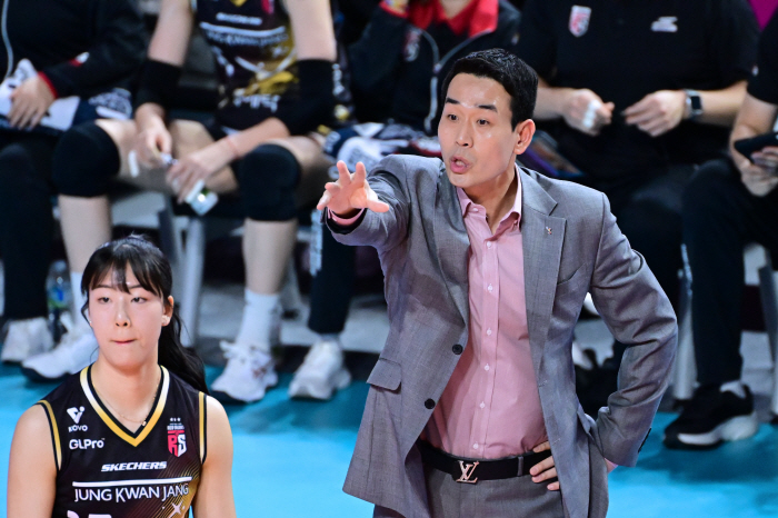 Coach Ko Hee-jin, who was ridiculed for being a foreign coach, added a word on why he kept silent..