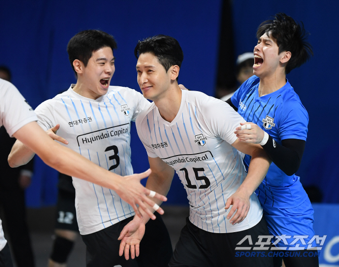 Hyundai Capital, the No. 1 player in the explosion of the Heo Su-bong duo, has won seven consecutive games. Nikolic won 3-1 over poor third-place Woori Card 