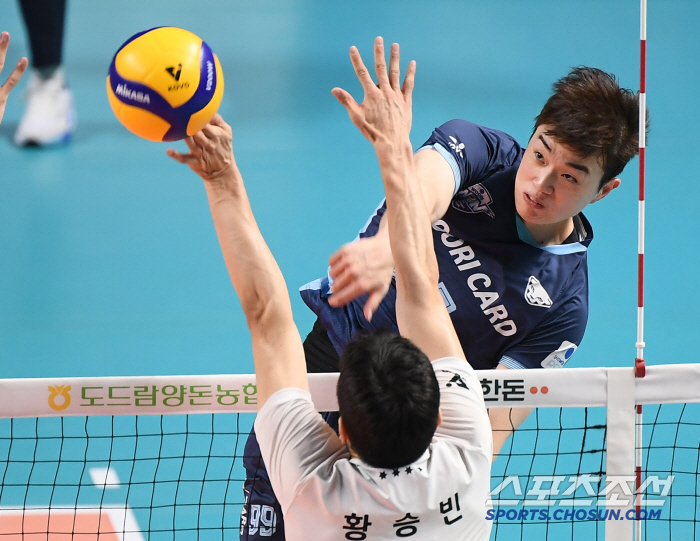 Hyundai Capital, the No. 1 player in the explosion of the Heo Su-bong duo, has won seven consecutive games. Nikolic won 3-1 over poor third-place Woori Card 