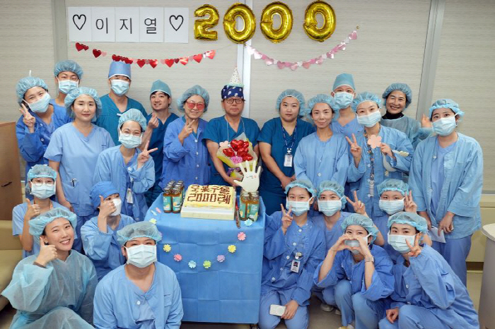 Professor Lee Ji-yeol of the Department of Urology at Seoul St. Mary's Hospital achieves 2,000 robotic surgeries