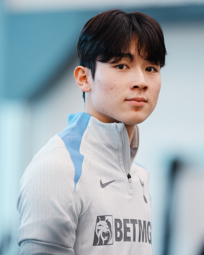 Good job, Son Heung-min's uncle smile at Tottenham's first training Yang Min-hyuk...Look forward to fantastic chemistry