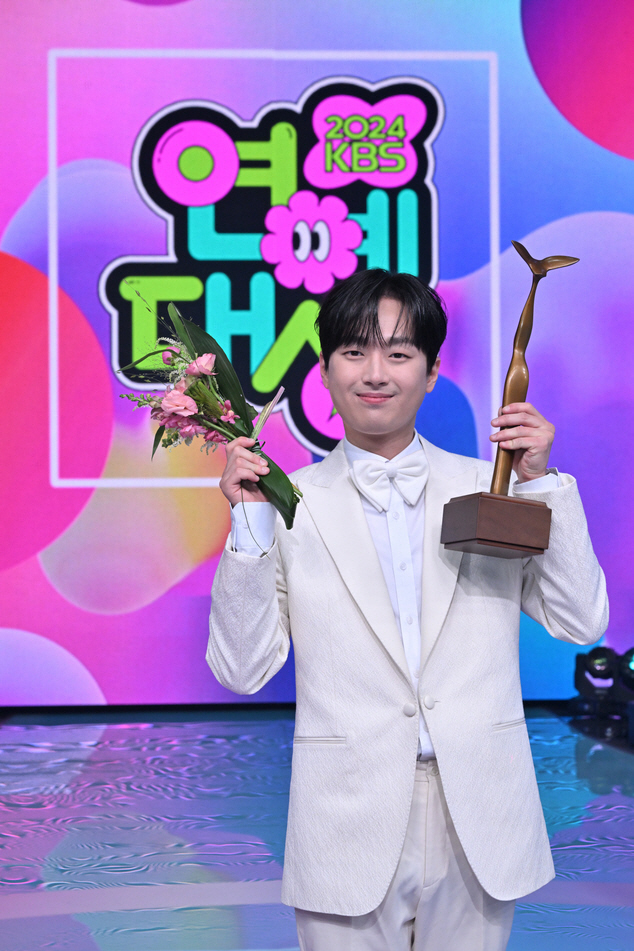 KBS Entertainment Awards Lee Chan-won, the top entertainer in four years since his debut..I can't give up on the path of entertainment and entertainment