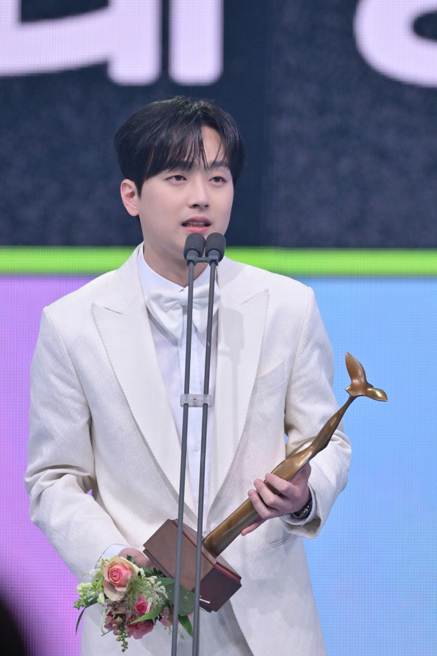 KBS Entertainment Awards Lee Chan-won, the top entertainer in four years since his debut..I can't give up on the path of entertainment and entertainment