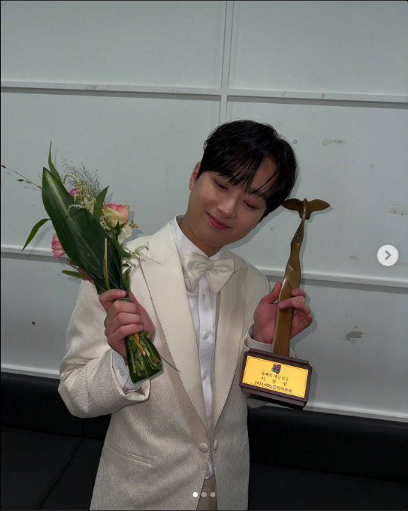 Lee Chan-won was conscious of the controversy over the Entertainment Awards...I got a ridiculous award