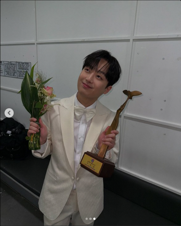 Lee Chan-won was conscious of the controversy over the Entertainment Awards...I got a ridiculous award