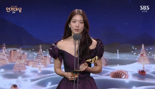  Park Shin-hye, who won the SBS Directors Awards, is more shining thanks to her husband Choi Tae-joon